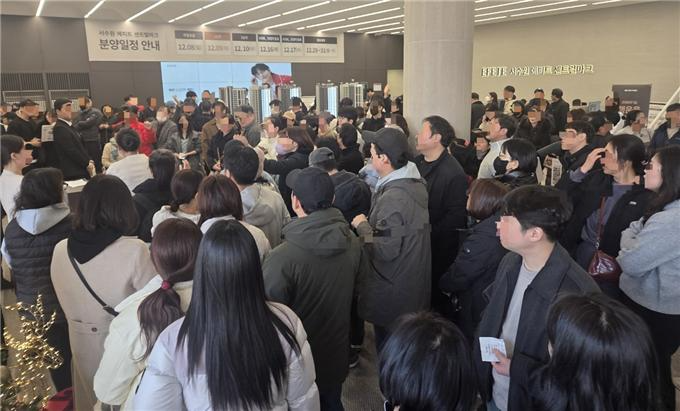 경기 수원시 권선구에서 문을 연 ‘서수원 에피트 센트럴마크’ 견본주택에 예비 청약자들이 방문, 분양 관계자의 설명을 듣고 있다./사진제공=HL디앤아이한라