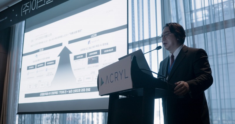 코스닥 상장을 추진 중인 아크릴이 1일 서울 여의도 콘래드호텔에서 기자간담회를 개최했다. 박외진 대표가 기업 비전과 성장 전략 등을 발표하고 있다. / 사진제공= IR큐더스(2025.12.01)