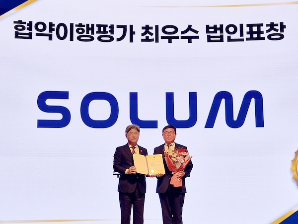 (왼쪽부터) 남동일 공정거래위원회 부위원장, 이성환 솔루엠 전략구매사업부 전무. / 사진=솔루엠