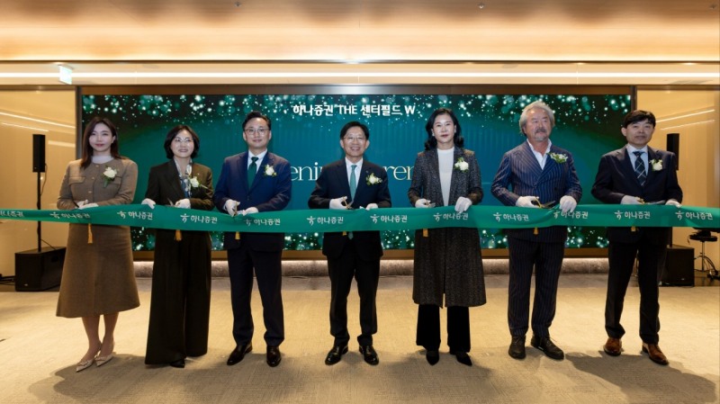 강성묵 하나증권 대표이사(가운데), 조대현 WM그룹장(왼쪽 세번째), 박춘희 하나증권 THE 센터필드 W 센터장(왼쪽 두번째)과 임직원, 손님이 행사에 참여해 기념촬영하고 있다. / 사진제공= 하나증권