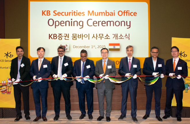 지난 1일 인도 뭄바이 BKC(Bandra Kurla Complex) 지구의 지오월드 컨벤션센터에서 ‘KB증권 뭄바이 사무소 개소식’을 진행했다. (왼쪽부터) Deloitte India의 Vinit Desai 파트너, KB증권 노종갑 해외사업본부장, Kotak Mahindra Bank의 Raghuveer Kvn 부사장, NSE(인도증권거래소)의 Rohit Kumar 사업개발총괄, KB증권 김신 글로벌사업그룹장, 유동완 주뭄바이 총영사, JM Financial의 Vikram Khaitan 전무, KB증권 강정협 뭄바이 사무소장이 기념촬영을 하고 있다. / 사진제공= KB증권(2025.12.03)