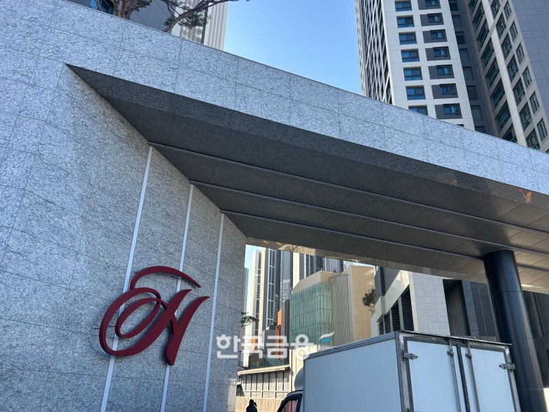 힐스테이트 더 운정 입구 넘어로 보이는 스타필드 빌리지./사진=박슬기 기자