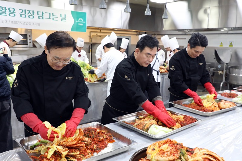 왼쪽부터 강원랜드 안광복 상임감사위원, 최철규 대표이사직무대행, 임우혁 노동조합 위원장이 배추 활용 김장 행사에 참석한 모습./사진제공=강원랜드