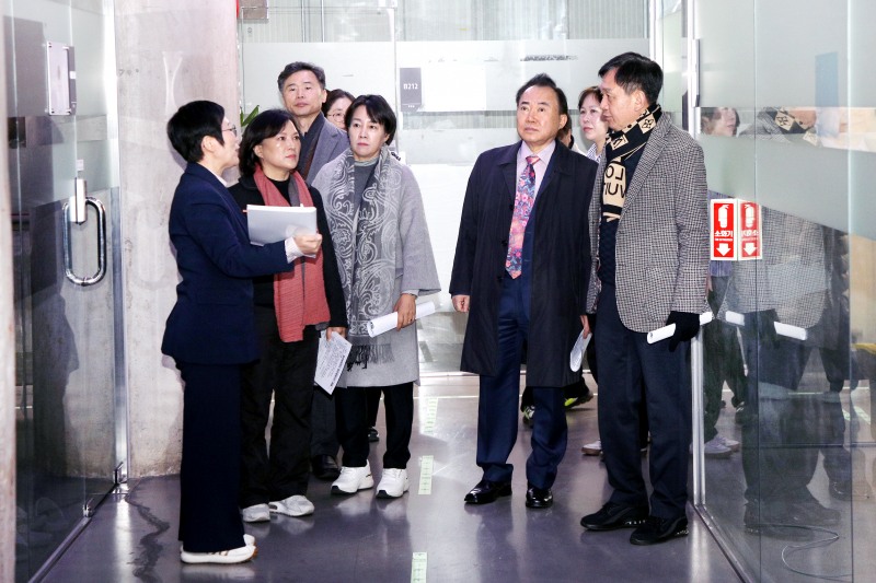 행정보건위원회 조미정 위원, 소재권 위원, 양은미 위원과 윤판오 의장이 충무창업큐브를 방문해 시설을 점검하는 모습./사진제공=중구의회