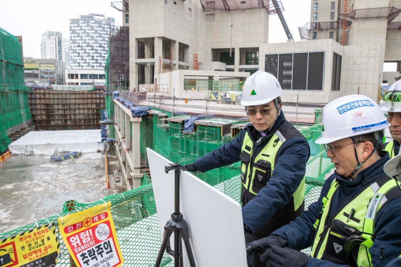 이한우 현대건설 대표이사가 건설 현장을 점검하는 모습./사진제공=현대건설