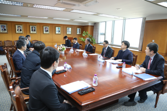 금융감독원은 4일 여의도 금감원에서 서재완 금융투자 부원장보 주재로 해외 부동산펀드를 주로 취급하는 6개 운용사(삼성SRA, 이지스, 미래에셋, 한투리얼, 하나대체, 키움) 대표이사 및 금융투자협회 담당 본부장과 간담회를 개최했다. / 사진제공= 금융감독원(2025.12.04)