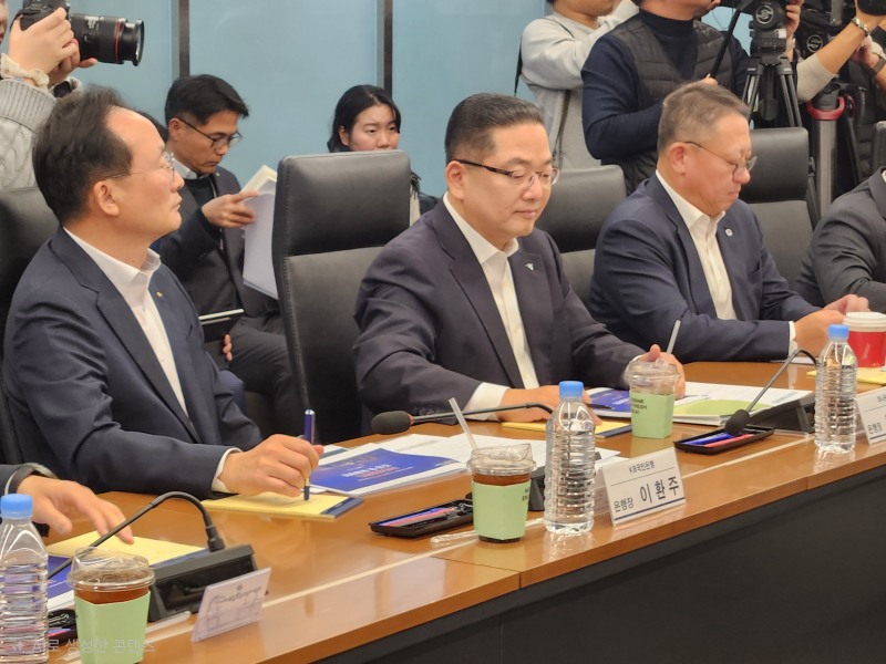 (왼쪽부터) 간담회에 참석한 이환주 KB국민은행장, 이호성 하나은행장, 정진완 우리은행장 / 사진 = 김성훈 기자