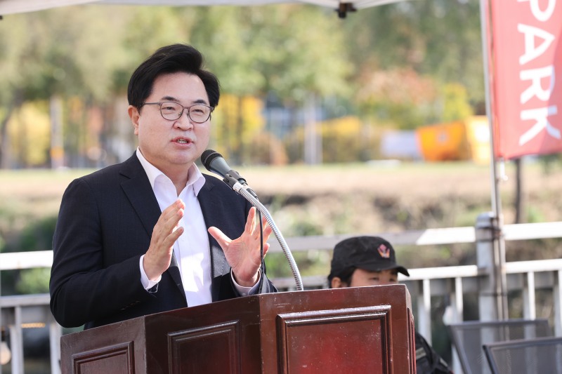 박일하 동작구청장이 ‘3차 수중정화·탄소중립 행사’에 참석해 인사말을 하는 모습./사진제공=동작구