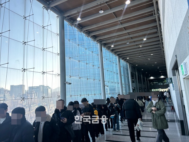 행사장에 입장하기 위해 길게 줄 선 모습. /사진=박슬기 기자