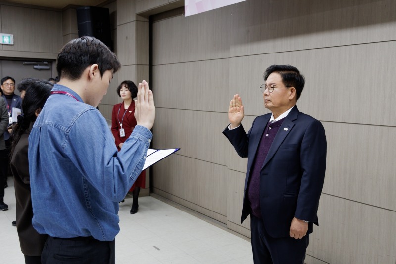 박강수 마포구청장이 신규 직원들과 청렴 실천 서약을 하고 있다./사진제공=마포구