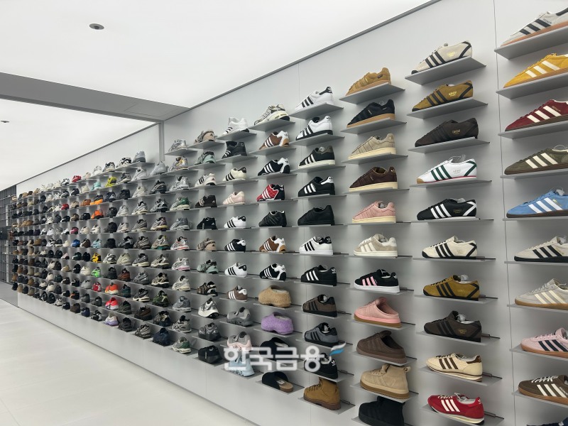 무신사의 정체성이 담긴 슈즈월. /사진=박슬기 기자