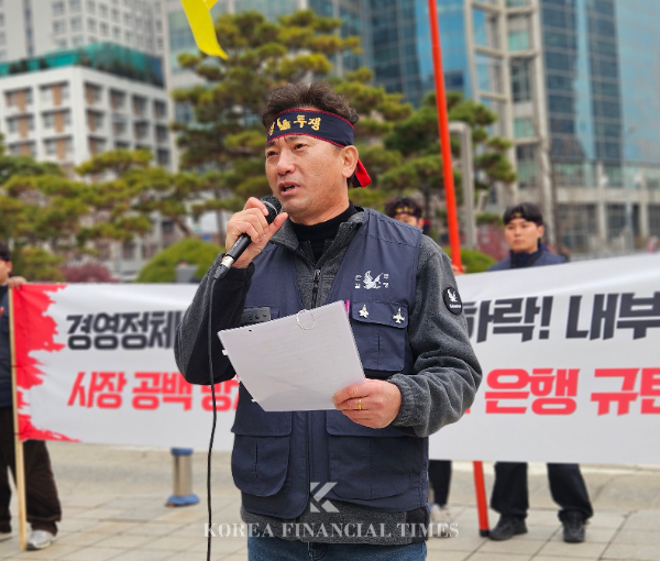 KAI 노동조합이 10일 서울 여의도 한국수출입은행 본점에서 '사장 인선 촉구' 집회를 열었다. 김승구 KAI 노조위원장이 투쟁사를 외치고 있다. /사진=신혜주 기자