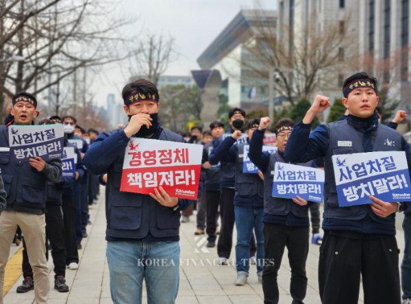 10일 서울 여의도 한국수출입은행 본점 앞에서 열린 '사장 인선 촉구' 집회에서 KAI 노조원 100명이 투쟁 구호를 외치고 있다. /사진=신혜주 기자