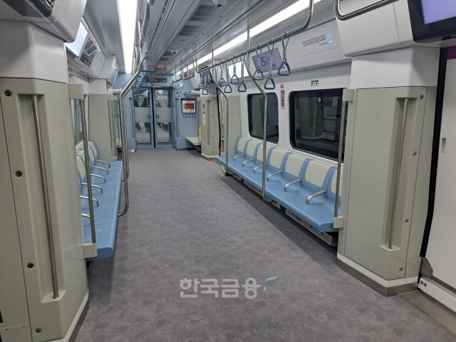 GTX-A 운정중앙역~서울역 구간 열차 내부./한국금융신문 장호성 기자