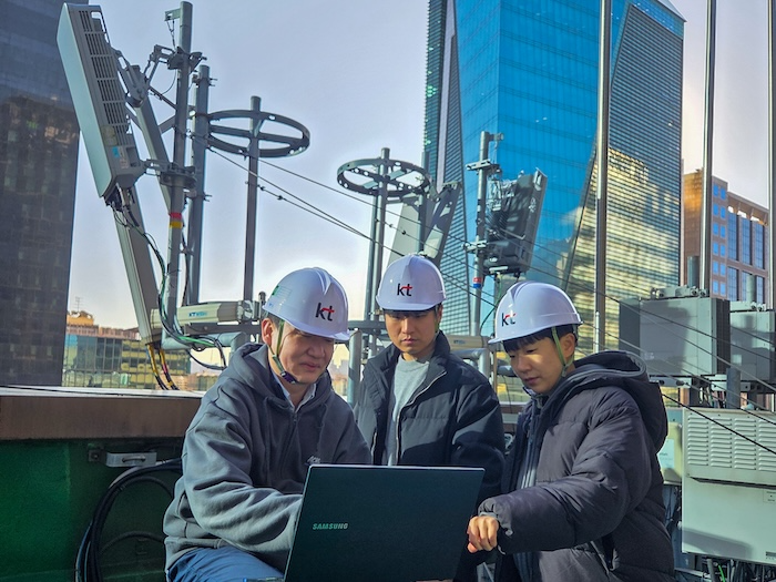 KT는 상용 통신망에서 AI-RAN 기술 검증에 성공했다고 11일 밝혔다. 사진은 KT-삼성전자 직원들이 AI-RAN 검증 작업을 진행하는 모습. / 사진=KT