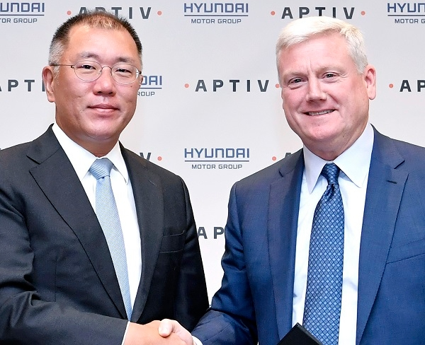 2020년 정의선 현대차그룹 회장(당시 수석부회장, 왼쪽)과 케빈 클락 앱티브 CEO가 모셔널 합작설립 본계약을 체결하는 모습. / 사진=현대차그룹