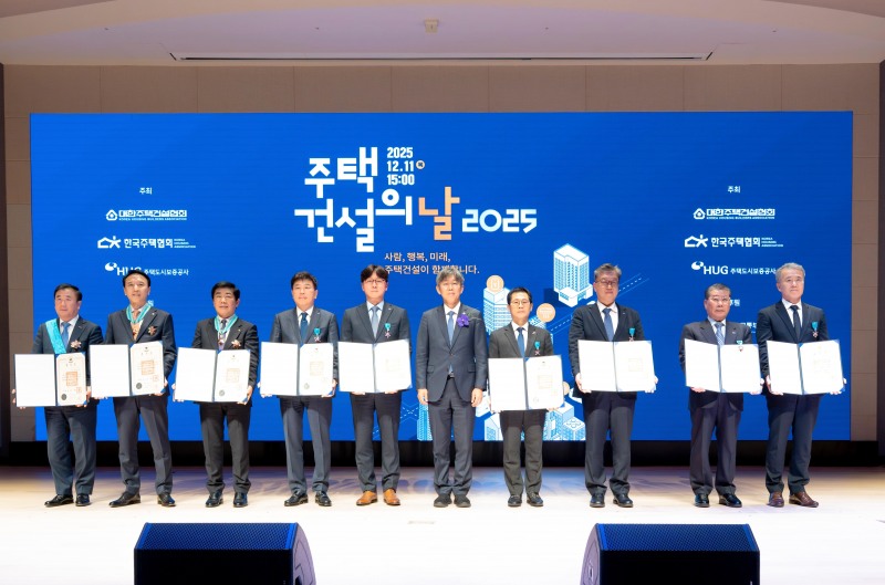 이기동 경남기업 대표(왼쪽에서 다섯번째)가 지난 11일 서울 강남구 건설회관에서 열린 ‘주택건설의 날’ 기념식에서 국토교통부 김이탁 제1차관(여섯번째)으로부터 산업포장을 수훈한 뒤 다른 수상자들과 기념촬영을 하는 모습. / 사진제공=SM그룹
