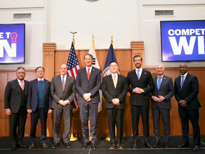 지난 12일(현지시각) 버지니아주 체사피크(Chesapeake)시 희토류 자석 공장 투자 발표에서 참석자들이 기념 촬영을 하고 있다. (왼쪽 세 번째부터) 폴 대버(Paul Dabbar) 미국 상무부 차관, 글렌 영킨(Glenn Youngkin) 버지니아 주지사, 구본규 LS전선 대표이사. /사진제공=LS전선