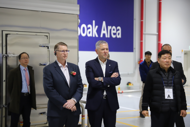 (왼쪽부터) 에너지 및 배출가스 랩에 대한 설명을 듣고 있는 헥터 비자레알 GM 한국사업장 사장(2번째), 브라이언 맥머레이 GM 테크니컬센터 코리아 사장(1번째). / 사진=한국GM