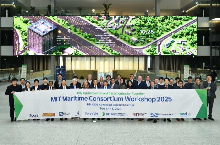 지난 17일 HD현대 글로벌R&D센터에서 진행된 'MIT 조선해양 컨소시엄(MIT Maritime Consortium)' 워크숍 1일차 행사에서 HD현대, 미국 메사추세츠공과대학(MIT), 그리스 해운사 캐피탈(Capital), 미국 ABS 선급 관계자들이 기념촬영을 하고 있다. /사진제공=HD현대