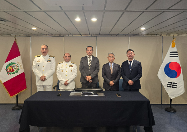 지난 19일(현지시간) 페루 리마 국영 시마조선소에서 호세 헤리 페루 대통령(왼쪽에서 세 번째)과 박용열 HD현대중공업 함정사업본부장(왼쪽에서 네 번째)이 '차세대 잠수함 공동개발' 계약을 체결하고 있다. /사진제공=HD현대중공업