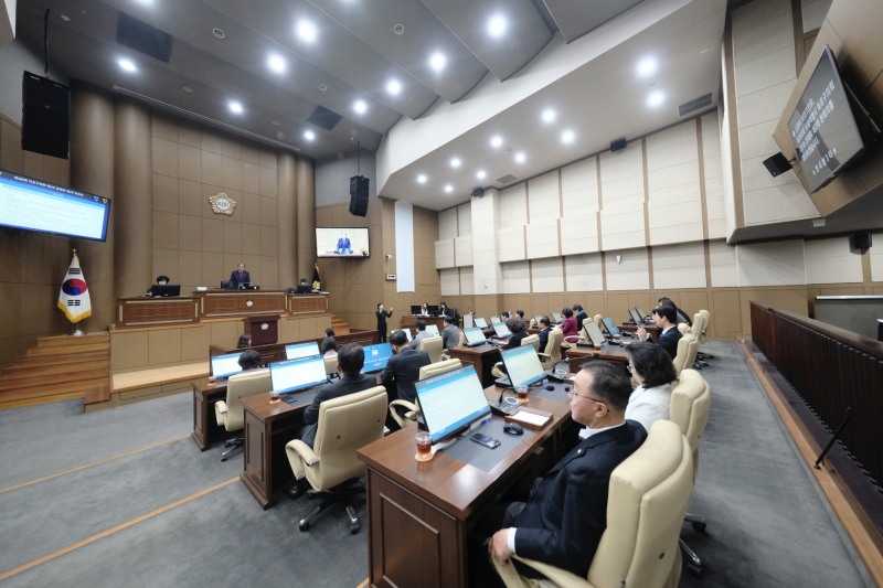 백남환 마포구의회 의장이 본회의를 주재하는 모습./사진제공=마포구의회