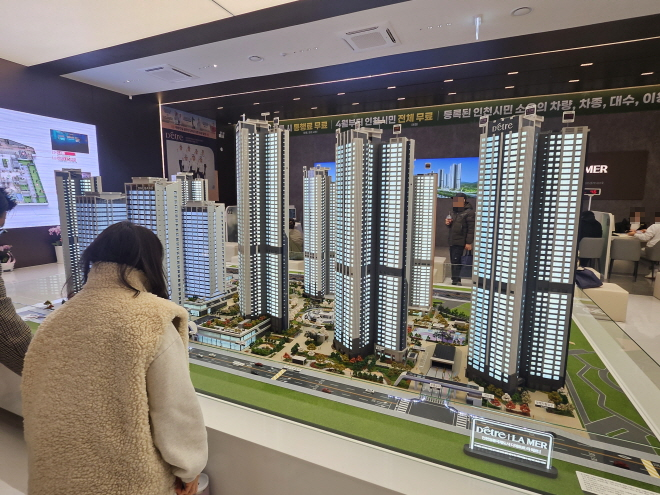 24일 개관한 대방건설의 ‘인천영종국제도시 디에트르 라 메르Ⅰ’ 견본주택의 모형도를 방문객이 확인하고 있다./한국금융신문 조범형 기자