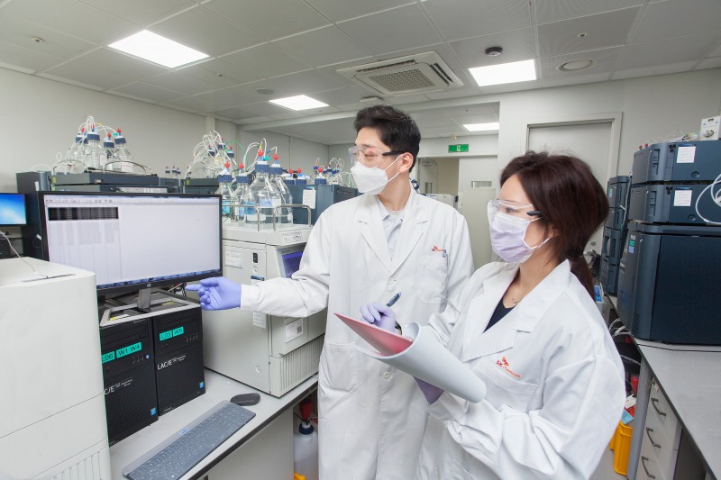 SK케미칼 연구원이 신약 개발 연구 분석 결과를 점검하고 있다. /사진=SK케미칼