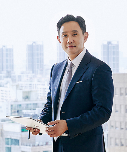 △1975년생 / 미국 애머스트대 수학, 영문학 / 컬럼비아대 로스쿨 / 크라바스 스와인 앤 무어 M&A 전문변호사 / 고려아연 온산제련소 경영지원본부장 / 고려아연 페루법인 사장 / 고려아연 전략기획 부사장 / 고려아연 호주 아연제련소 SMC 사장 / 고려아연 대표이사 / 고려아연 회장(현재)