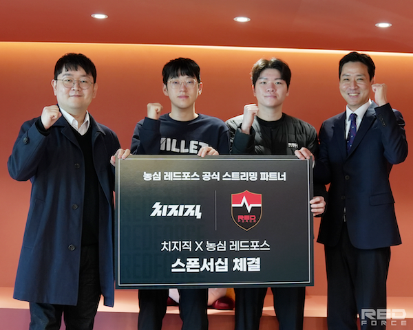 (왼쪽부터) 26일 서울 구로구에 위치한 농심이스포츠 사옥에서 오지환 농심이스포츠 오지환 대표, 농심레드포스 LoL 선수단 스카웃, 킹겐, 주건범 네이버 리더가 ‘공식 스트리밍 파트너십 체결식’을 진행했다. /사진=네이버