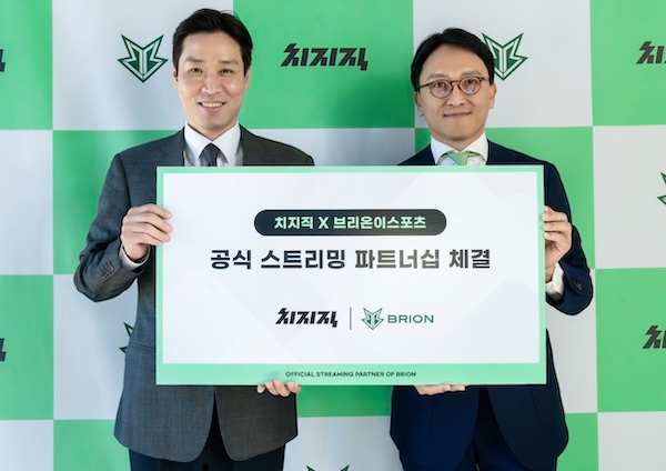 (왼쪽부터) 26일 서울 성동구에 위치한 브리온컴퍼니 사옥에서 주건범 네이버 리더, 임우택 브리온컴퍼니 대표이사가 ‘공식 스트리밍 파트너십 체결식’을 진행했다. /사진=네이버