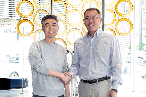 정의선 현대차그룹 회장(오른쪽)과 송창현 전 AVP 본부장 겸 포티투닷 대표. / 사진=현대차그룹