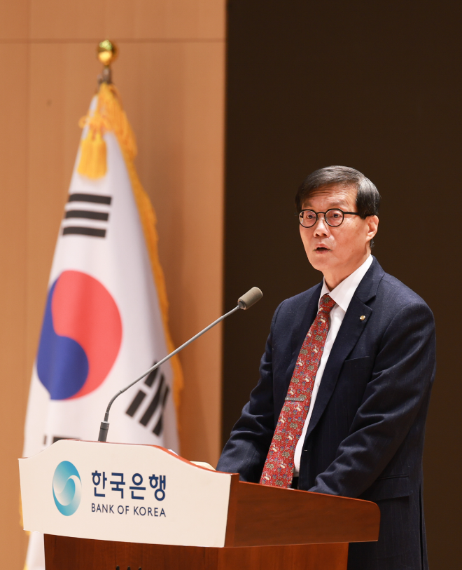 이창용 한국은행 총재가 2일 오전 서울 중구 한국은행에서 열린 시무식에서 신년사를 발표하고 있다. / 사진제공= 한국은행(2026.01.02)