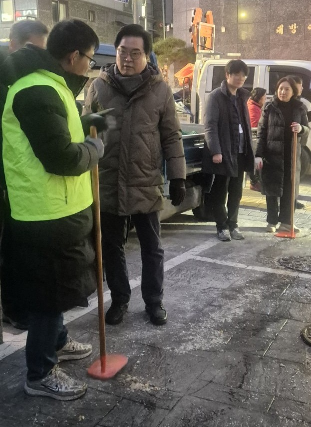 박일하 동작구청장이 지난 1일 대방동 380-1 일대 결빙 지역에서 현장을 지휘하는 모습./사진제공=동작구