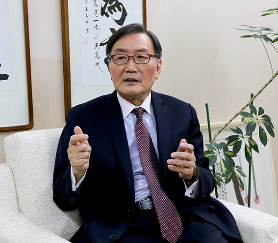 ▲ 전광우 초대 금융위원장이 한국금융신문과 2026년 신년 인터뷰를 하고 있다. / 사진= 한국금융신문