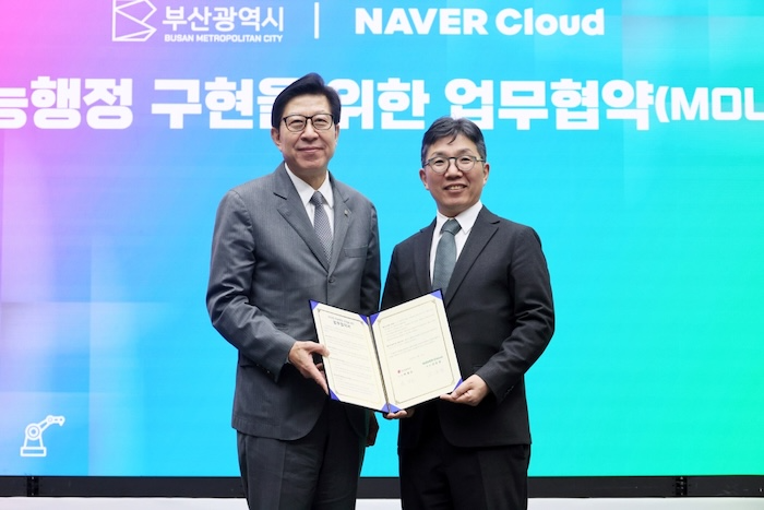 지난해 4월 네이버클라우드와 부산광역시가 ‘부산형 지능행정 구현’을 위한 업무협약을 체결했다. (왼쪽부터) 박형준 부산광역시장, 김유원 네이버클라우드 대표. /사진=네이버클라우드