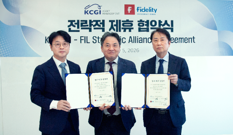 사진 왼쪽부터 목대균 KCGI자산운용 대표이사, 권준 피델리티자산운용 대표이사, 조원복 KCGI자산운용 대표이사 / 사진제공= KCGI자산운용(2026.1.5)