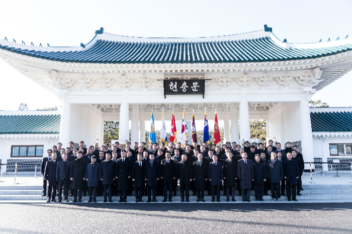 구본상 LIG 회장(오른쪽에서 여덟 번째)과 LIG넥스원 경영진을 비롯해 LIG 계열사 주요 임직원들이 서울현충원을 찾아 애국 시무식을 진행했다. /사진제공=LIG넥스원