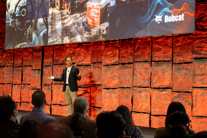 스캇 박 두산밥캣 대표가 5일(현지시간) 미국 라스베이거스에서 열린 'CES 2026' 미디어데이에서 차세대 건설장비기술에 대해 설명하고 있다. /사진제공=두산밥캣