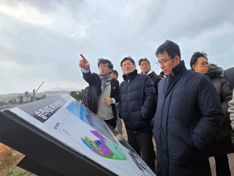 삼성SDS 컨소시엄 설립위원들이 7일 전라남도 해남군에 위치한 국가 AI컴퓨팅센터 현장을 방문해 예정 부지를 점검하고 있다. /사진=삼성SDS