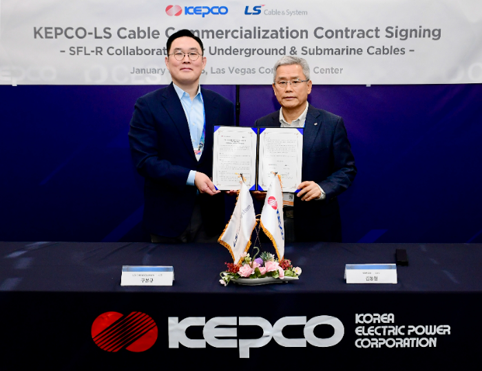 지난 6일(현지시간) 미국 라스베이거스 CES 2026에서 열린 'LS전선-한전, HVDC 자산관리시스템 공동 사업 계약 체결식'에서 구본규 LS전선 대표(왼쪽)와 김동철 한전 대표가 기념 촬영을 하고 있다. /사진제공=LS전선