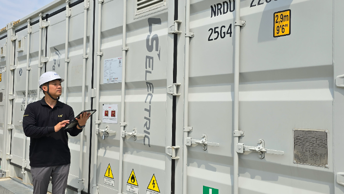 LS일렉트릭 관계자가 일본 홋카이도에 설치된 계통연계 ESS를 점검하고 있는 모습. /사진제공=LS일렉트릭