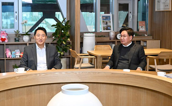▲ 오세훈 서울시장(왼쪽)과 박강수 마포구청장(오른쪽)이 만나 지역 현안사업과 재개발·재건축 등 도시정비사업에 대한 의견을 교환했다. 사진제공 = 마포구
