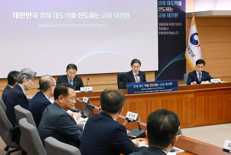 이억원 금융위원장이 12일 오전 서울 종로구 정부서울청사 별관에서 한국거래소, 한국예탁결제원, 한국성장금융투자운용, 한국신용정보원, 금융보안원, 보험개발원, 금융결제원 등 금융 유관기관으로부터 향후 업무 추진방향 및 중점 추진과제 등에 대해 보고받았으며, 자본시장·모험자본 활성화 및 금융인프라 내실화 방안에 대해 논의했다. / 사진제공= 금융위원회(2026.1.12)