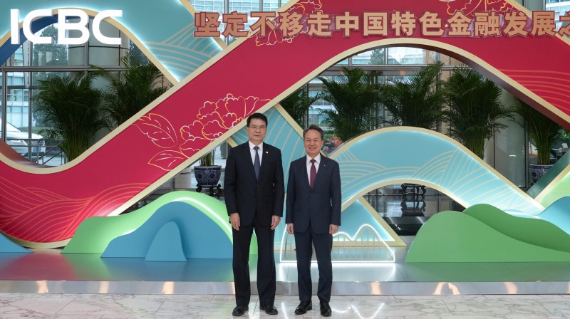 진옥동 신한금융그룹 회장(오른쪽)과 랴오 린 ICBC 회장(왼쪽)이 지난 5일 면담 이후 기념촬영을 하고 있다. / 사진제공=신한금융그룹