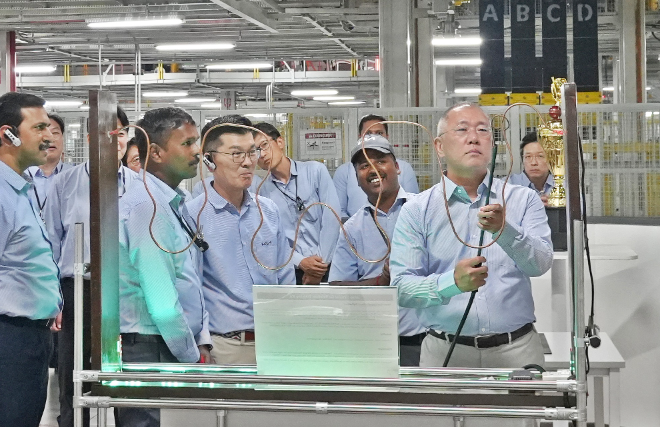 현대차그룹 정의선 회장이 기아 인도 아난타푸르공장 생산 라인에 설치된 신입사원 교육훈련 장비를 점검하고 있다. / 사진=현대차그룹