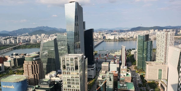 사모펀드(PE)의 본질은 ‘고위험 고수익’을 감내하며 산업의 빈틈에 자금을 공급하는 모험자본의 전초기지다. 하지만 2026년 대한민국 PE 시장은 ‘모험’ 대신 ‘관리’와 ‘생존’이라는 단어가 그 자리를 대신하고 있다. 여의도 증권가 정경모습. 사진=한국금융신문DB