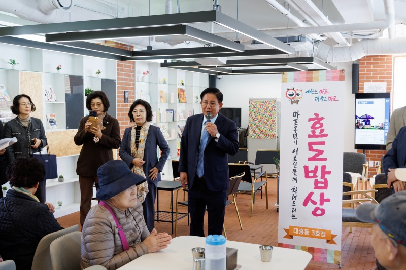 박강수 마포구청장이 효도밥상 급식기관에 방문해 인사말을 전하고 있다./사진제공=마포구