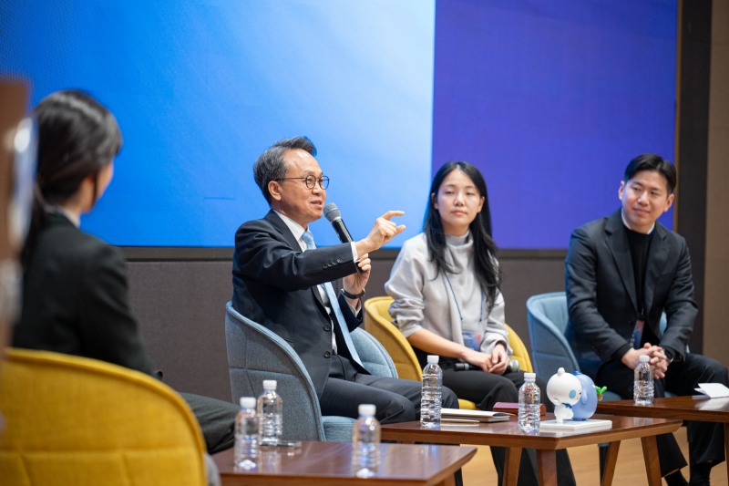 진옥동 회장이 AX 혁신리더들과 함께 경영진 토크콘서트를 진행하는 모습 / 사진제공=신한금융그룹