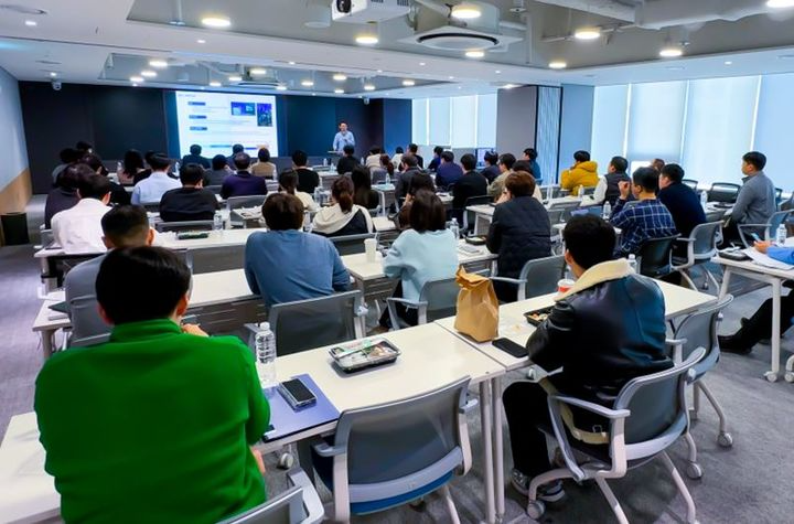 SK에코플랜트는 AI·DT 등 새로운 비즈니스 모델에 대한 구성원 이해도와 실무 대응력을 끌어올리는 차원의 'C.O.R.E 교육 프로그램'을 운영중이다./사진제공=SK에코플랜트 제공